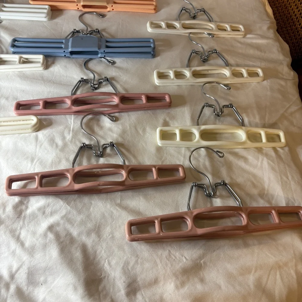 14 X Vintage Tamor style Plastic Clamp Hangers Pants Skirt 11